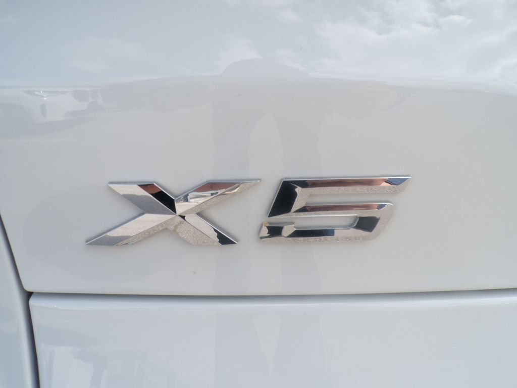 Certified Used 2025 Alpine White BMW xDrive40i image 27