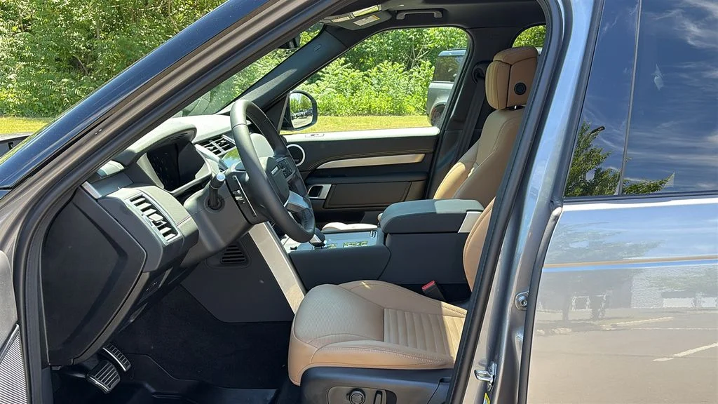 Certified Used 2025 Gray Land Rover Dynamic SE image 9