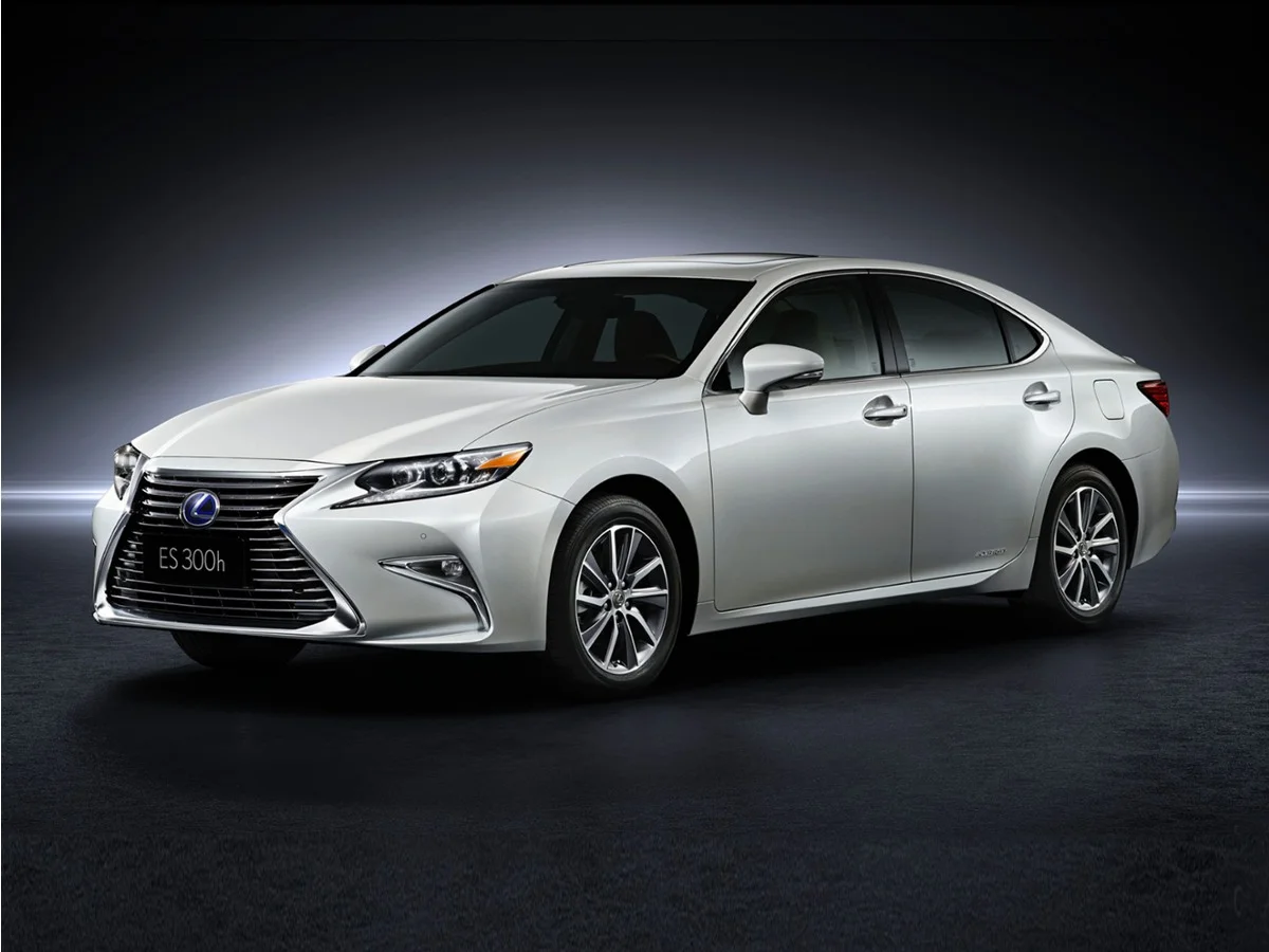 Used 2016 White Lexus 300h image 1