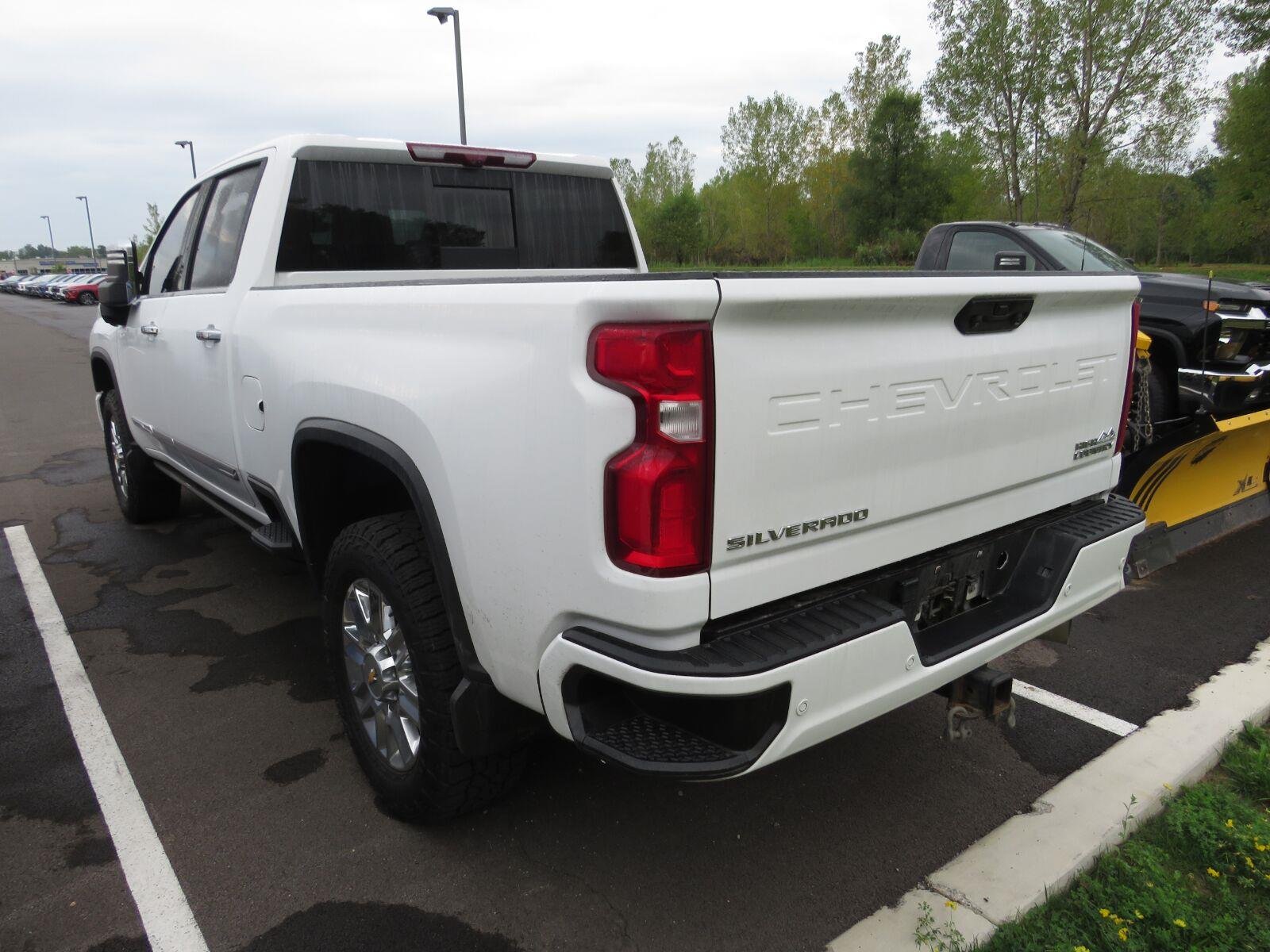 Used 2024 Summit White Chevrolet High Country image 11