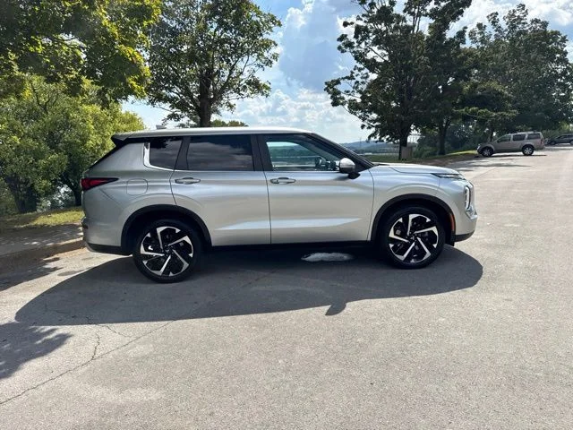 Used 2023 Silver Mitsubishi SE image 8