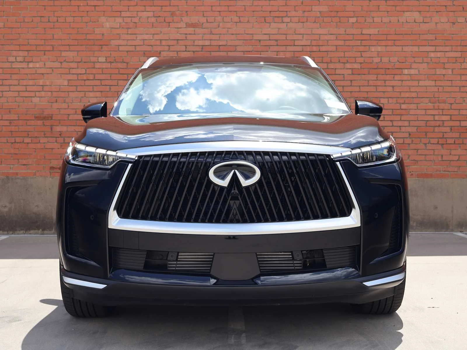 New 2027 MINERAL BLACK INFINITI Luxe FWD image 2