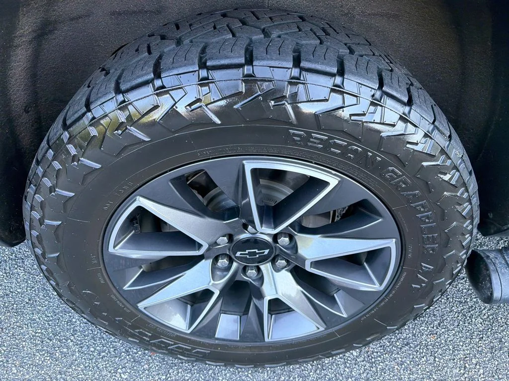 Used 2021 Gray Chevrolet Z71 image 17
