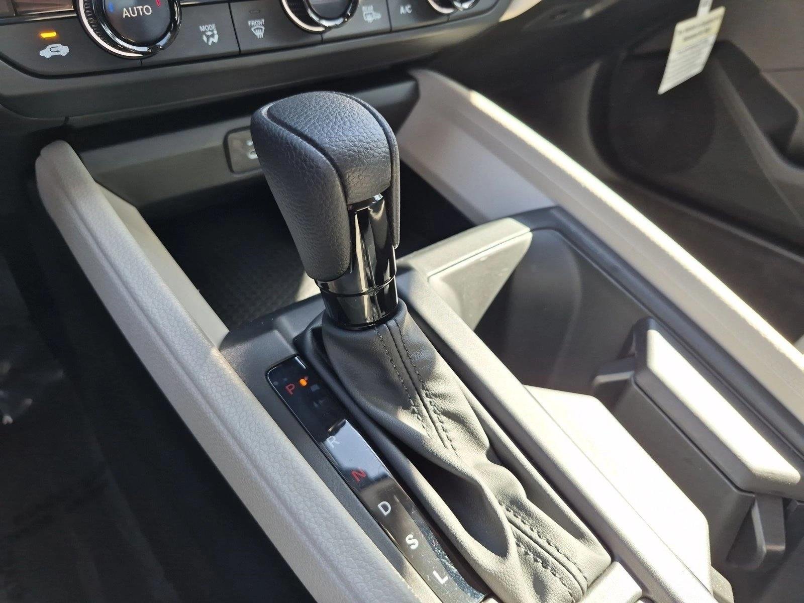 Used 2025 Platinum White Pearl Honda SE image 12