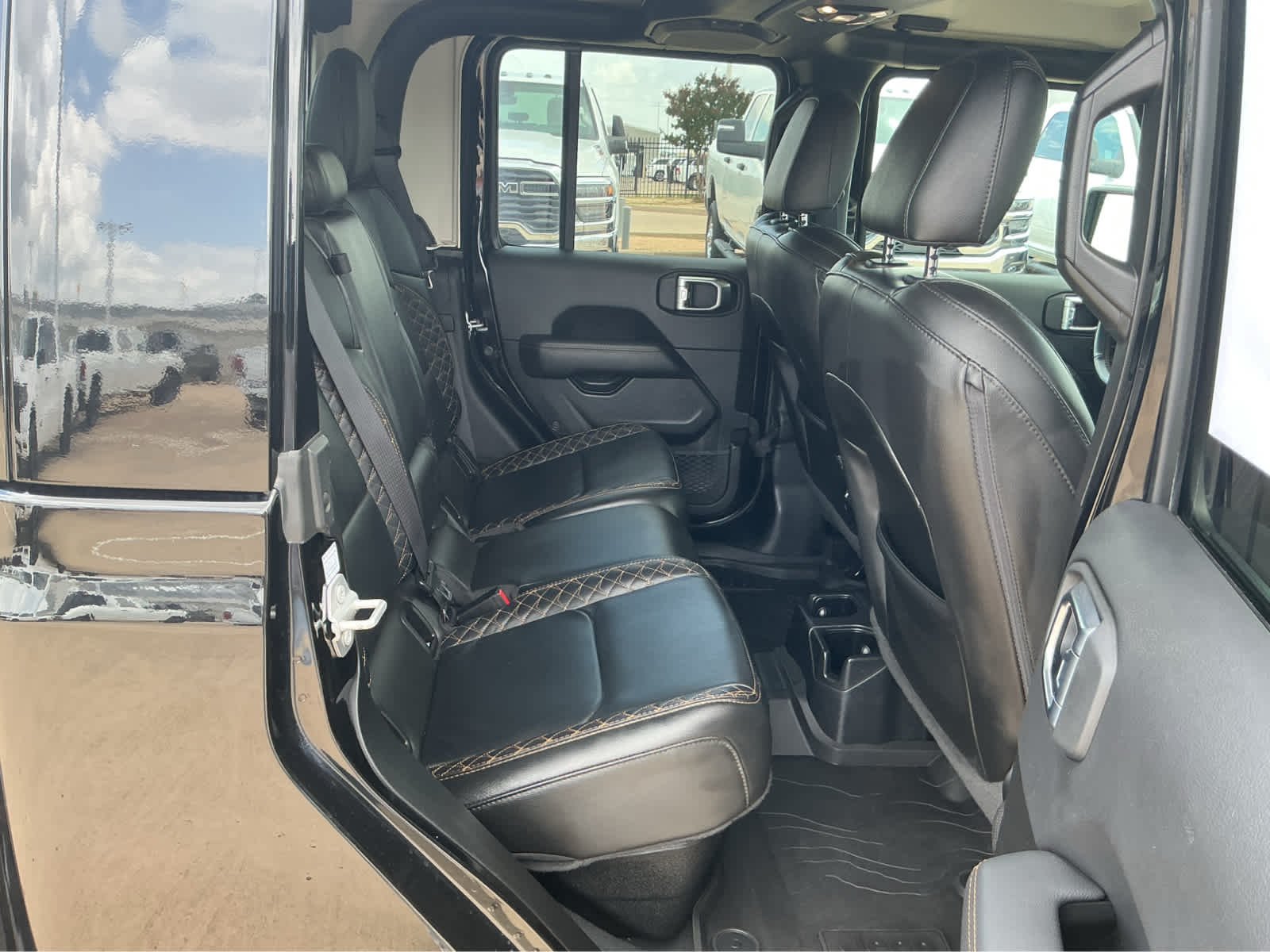 Used 2022 Black Clearcoat Jeep High Altitude image 17