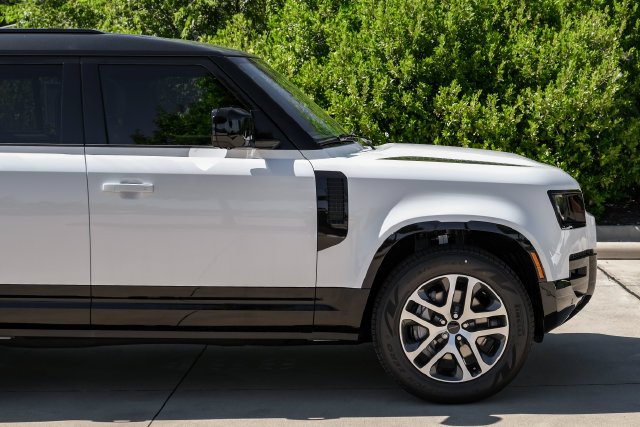 New 2026 Fuji White Land Rover X-Dynamic SE image 11
