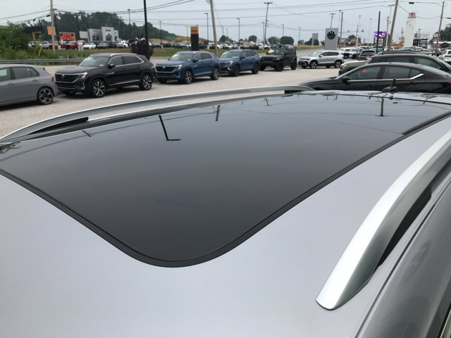 Used 2022 Pyrite Silver Metallic Volkswagen SE image 5