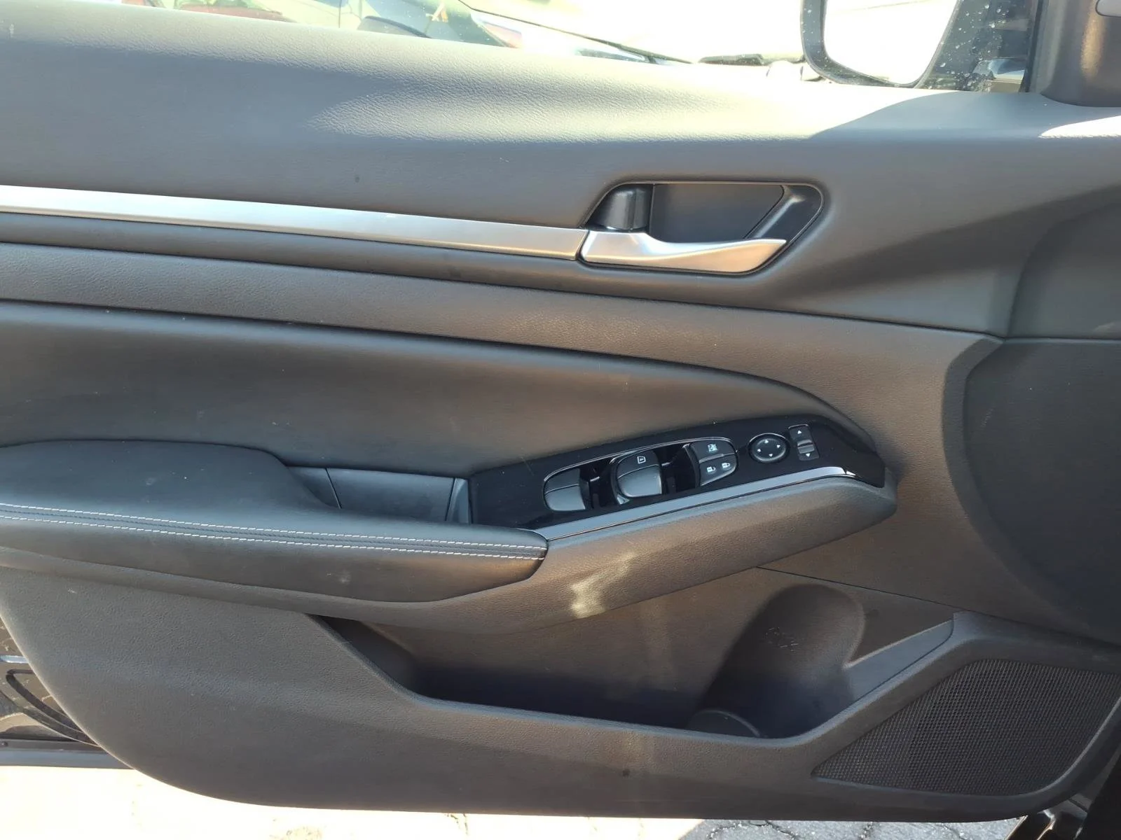 Used 2025 Super Black Nissan SL image 22