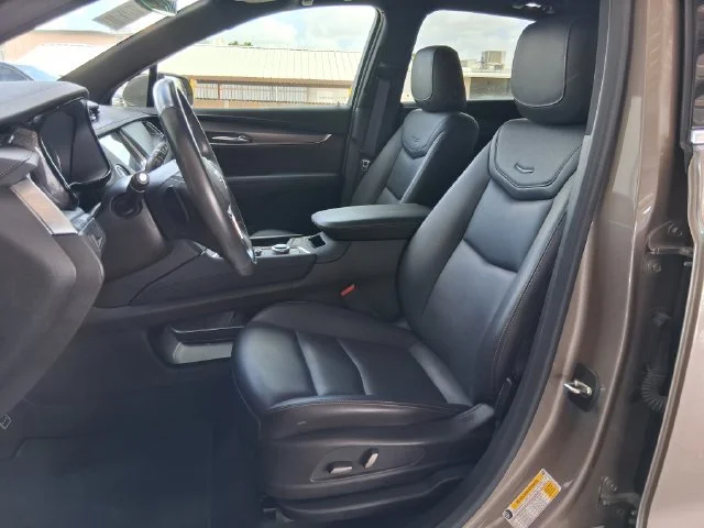 Used 2023  Cadillac Luxury image 17