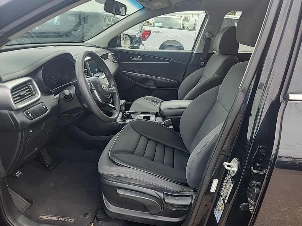 Used 2019 Black Kia L image 19