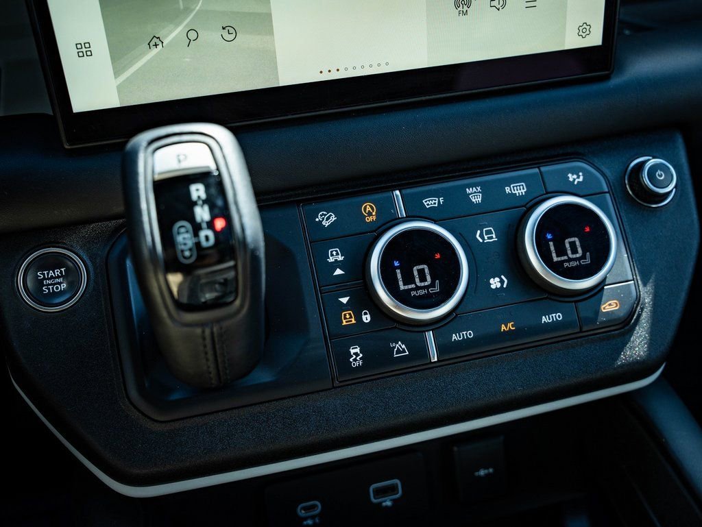 Used 2023 Black Land Rover X-Dynamic SE image 33