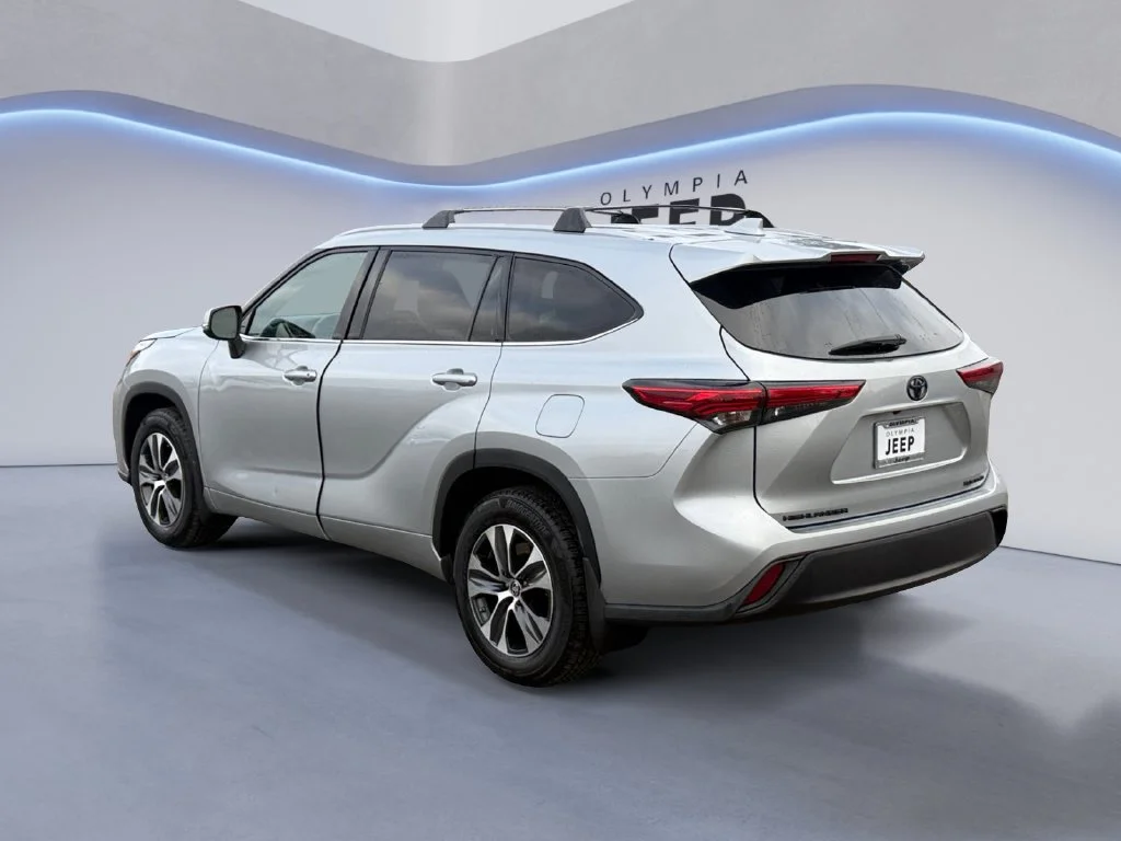 Used 2022 Silver Toyota XLE image 3