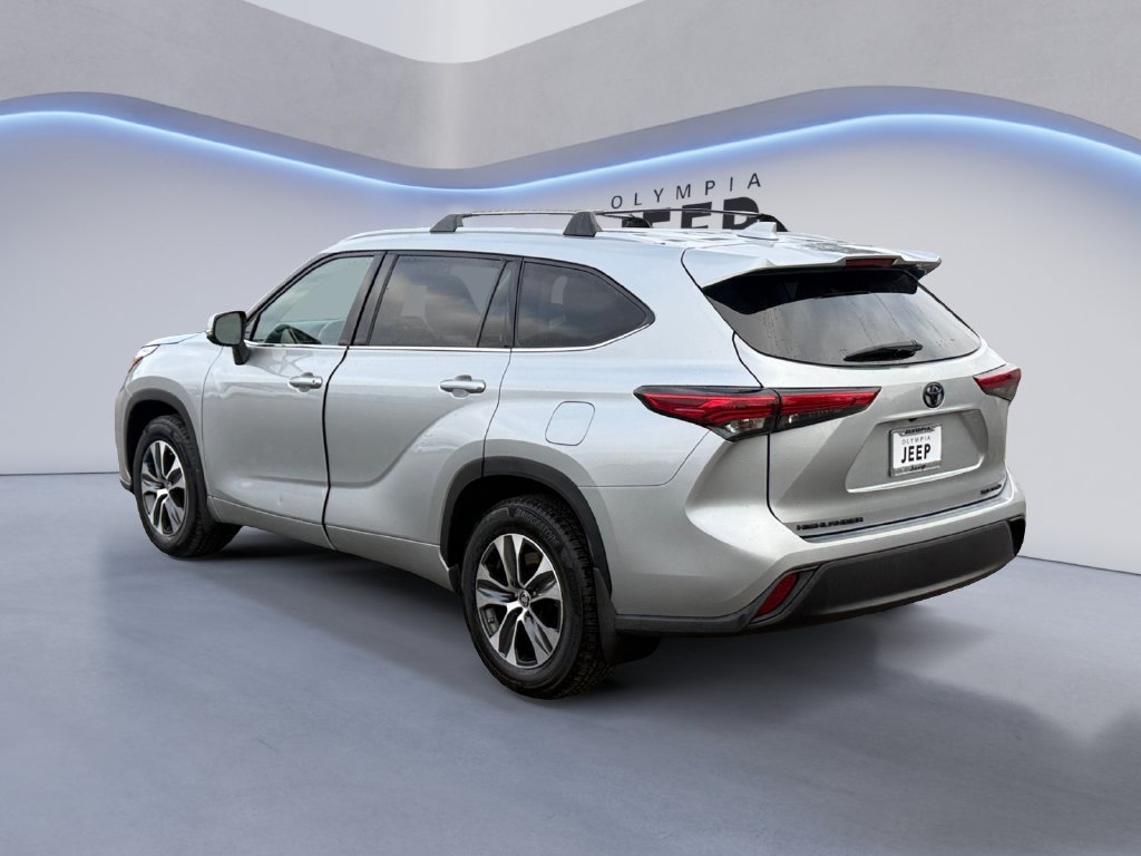 Used 2022 Silver Toyota XLE image 3