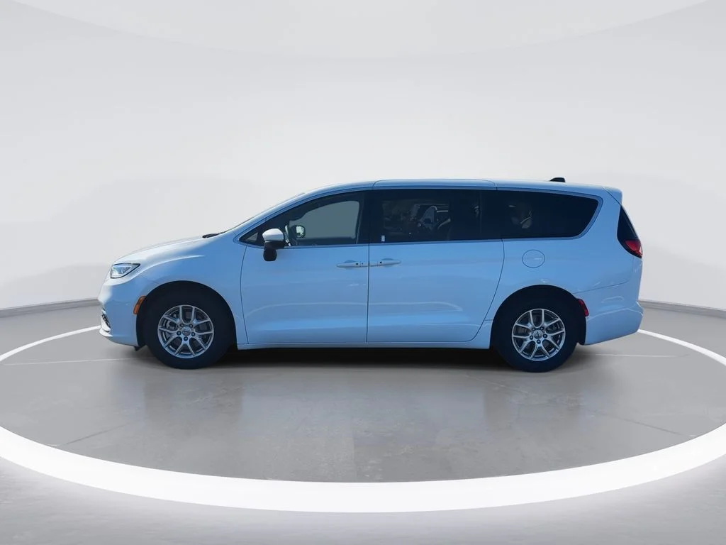 Used 2023 White Chrysler Touring image 5