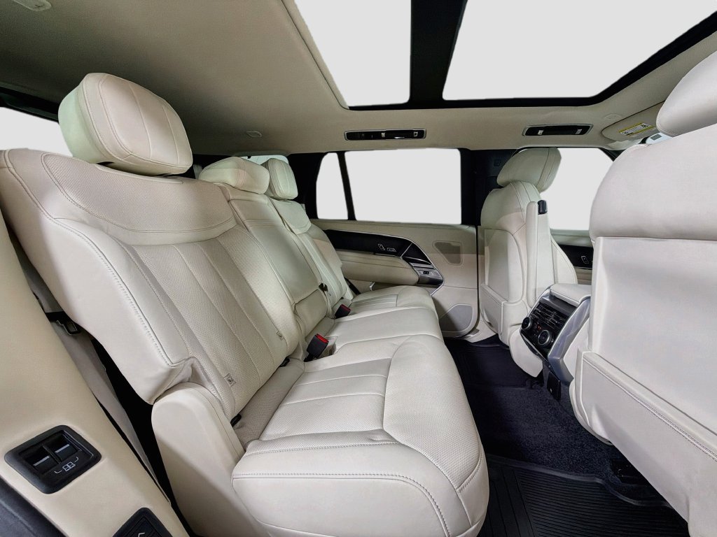 Used 2024 White Land Rover SE image 29
