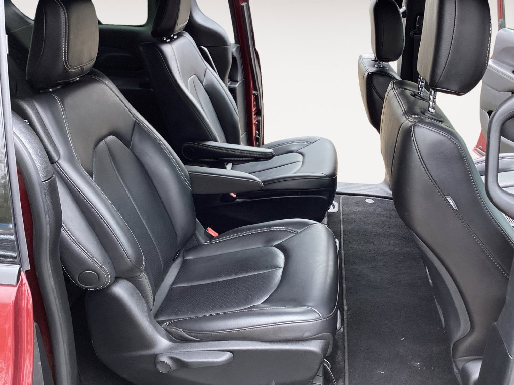 Used 2023 Red Chrysler Touring L image 15