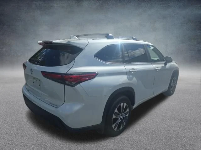 Used 2023 Beige Toyota XLE image 9