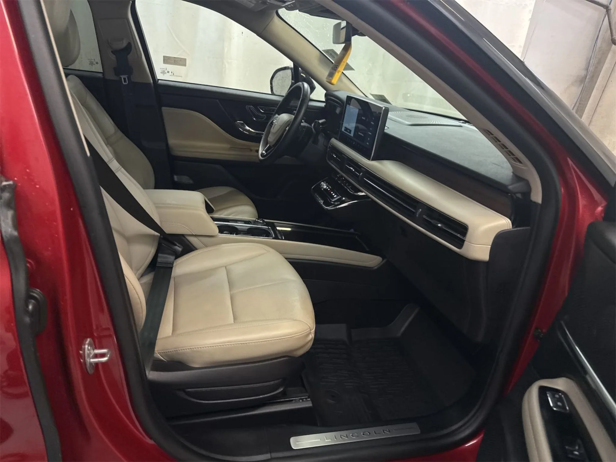 Used 2025 Red Carpet Metallic Tinted Clearcoat Lincoln Grand Touring image 8