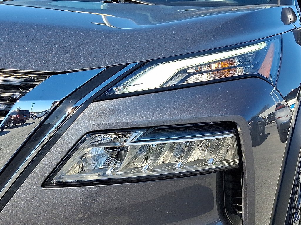 Used 2023 Gray Nissan SV image 10