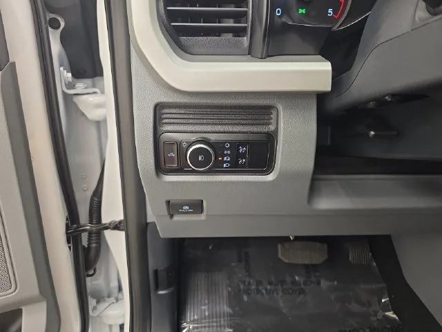 New 2027 Oxford White Ford F-350® XLT image 38