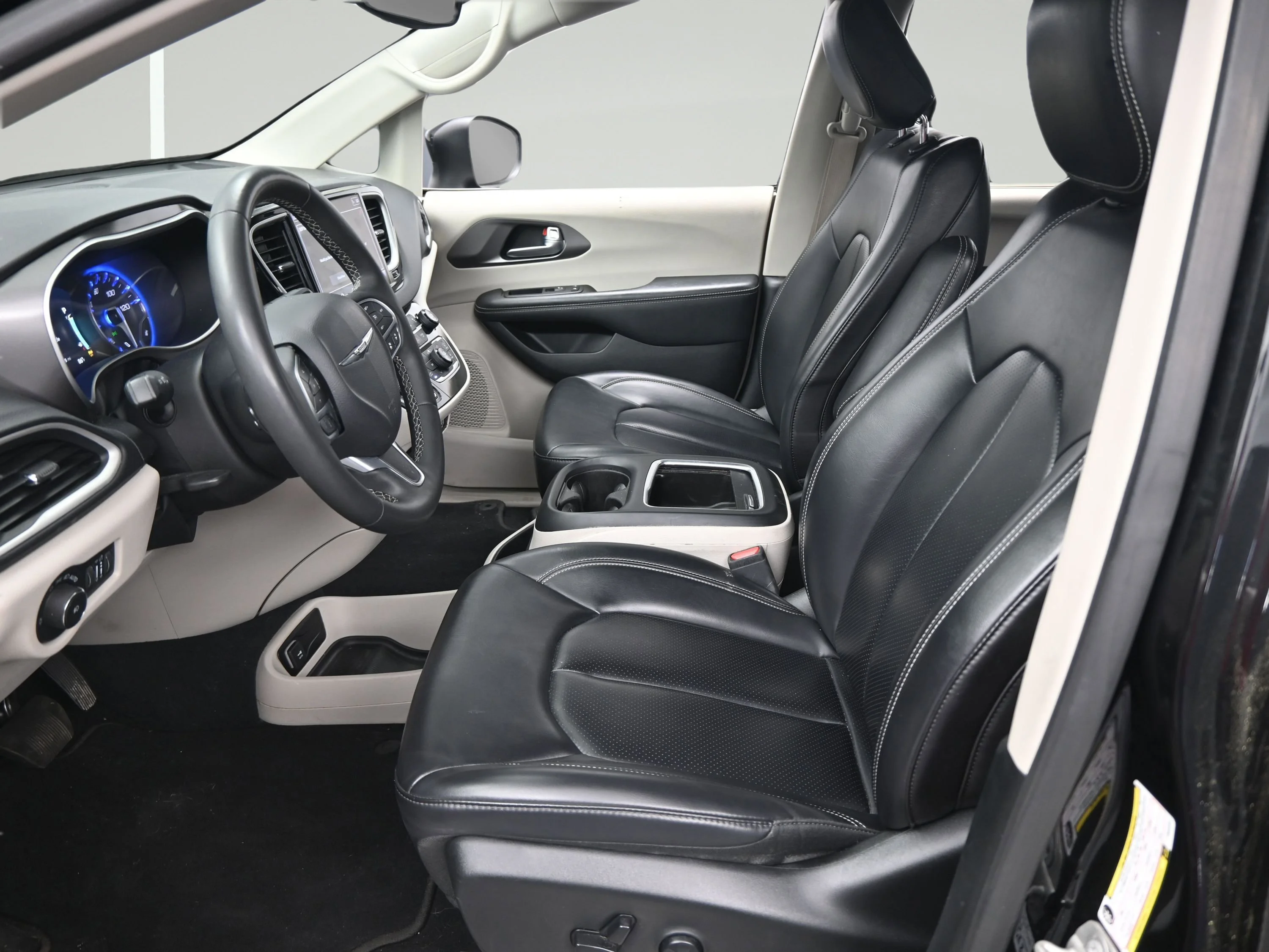 Used 2023 Brilliant Black Crystal Pearlcoat Chrysler Touring L image 11