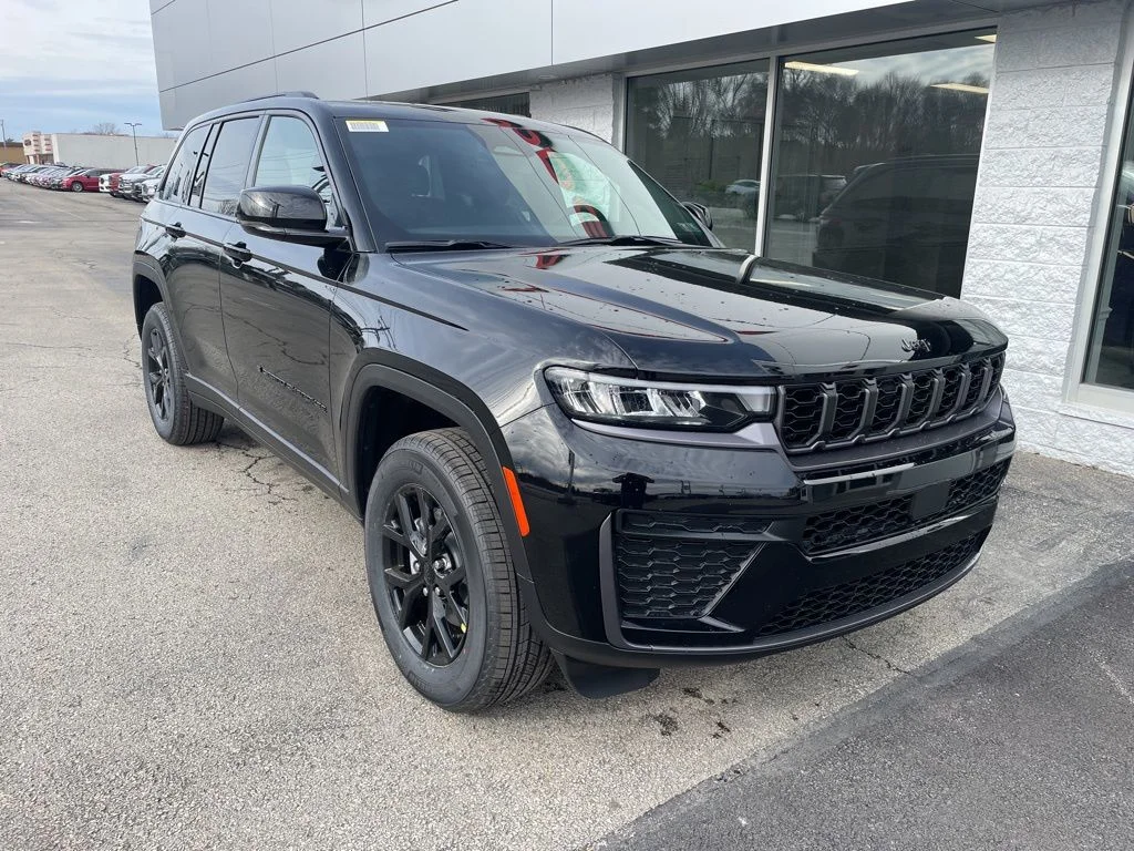 New 2026 Diamond Black Crystal Pearl-Coat Exterior Paint Jeep Altitude image 6