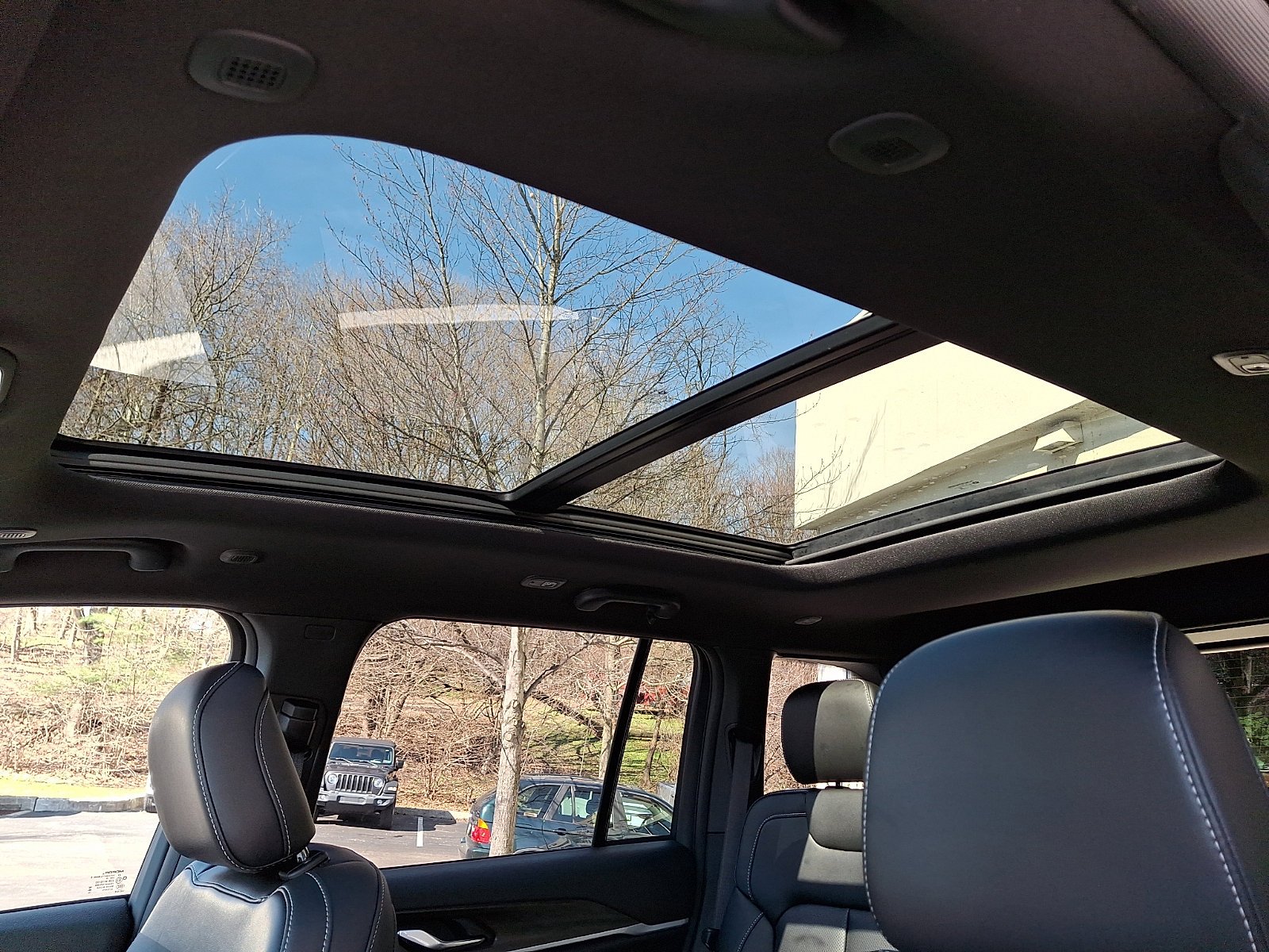 New 2026 Bright White Clear-Coat Exterior Paint Jeep Limited image 10