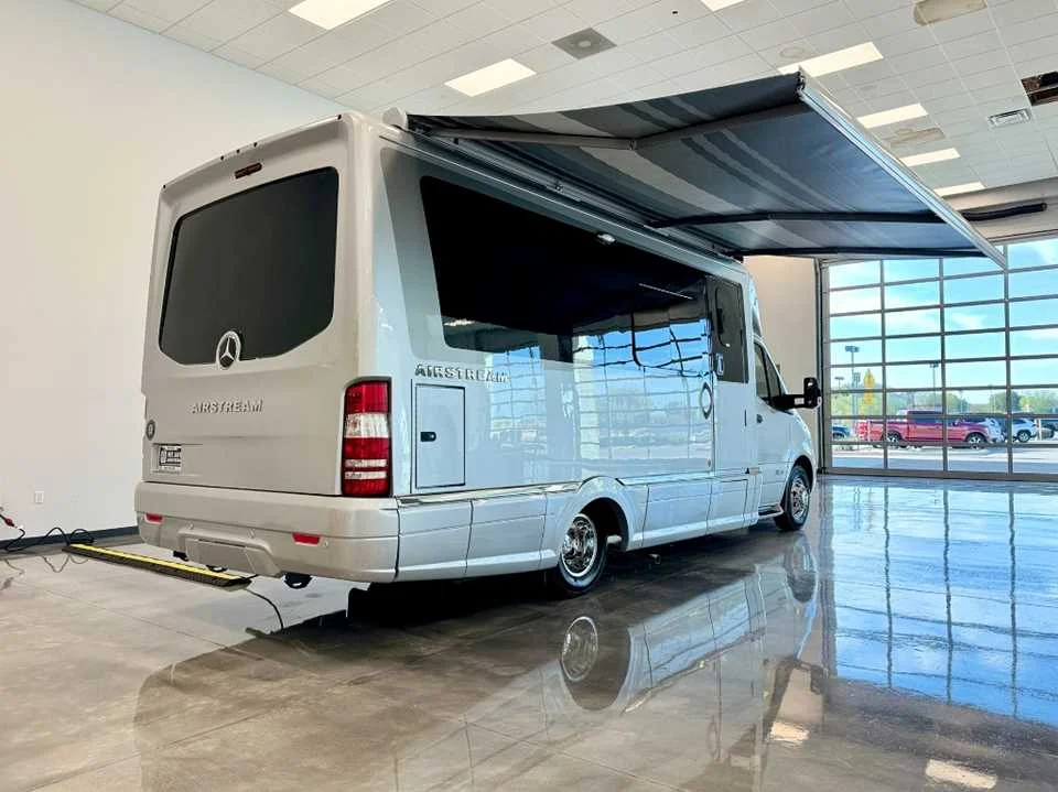 New 2025 Hightech Silver Premium Metallic AIRSTREAM  image 40