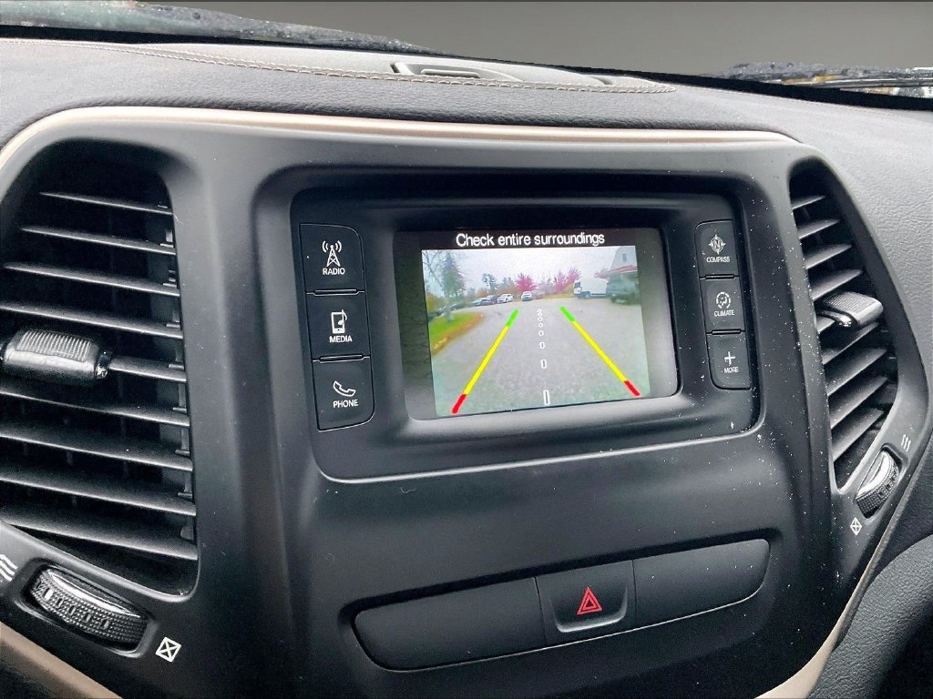 Used 2017 Billet Silver Metallic Clearcoat Jeep Latitude image 18