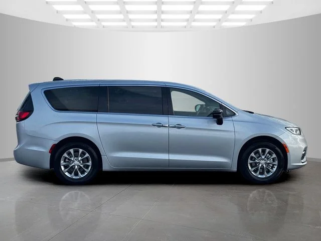 New 2026 Silver Mist Clear-Coat Exterior Paint Chrysler Limited image 8