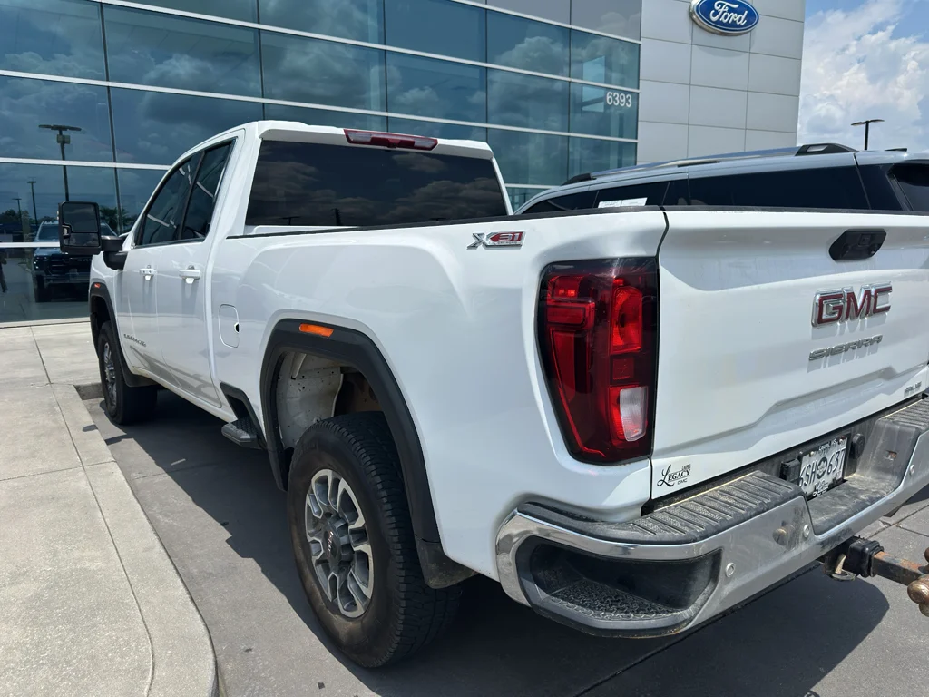 Used 2025 Summit White GMC SLE image 4