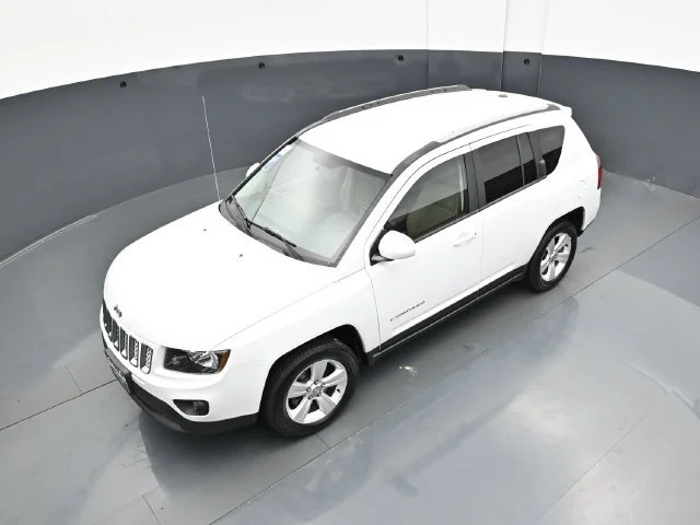 Used 2016 Bright White Clearcoat Jeep Latitude image 40