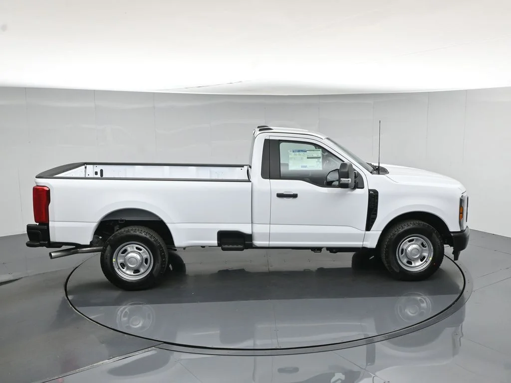 New 2027 Oxford White Ford XLT image 34