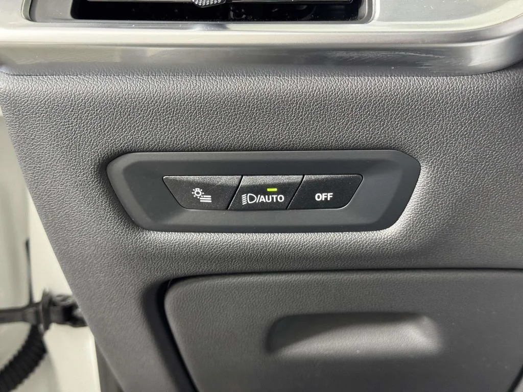 Used 2026 White BMW xDrive40i image 19