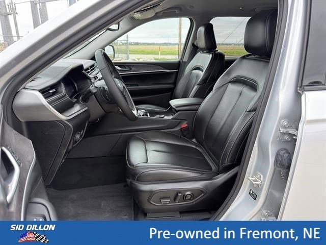 Used 2023 Silver Jeep Limited 4x4 image 14