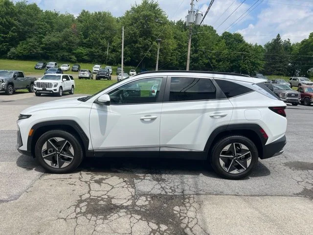 Used 2025 White Hyundai SEL image 9