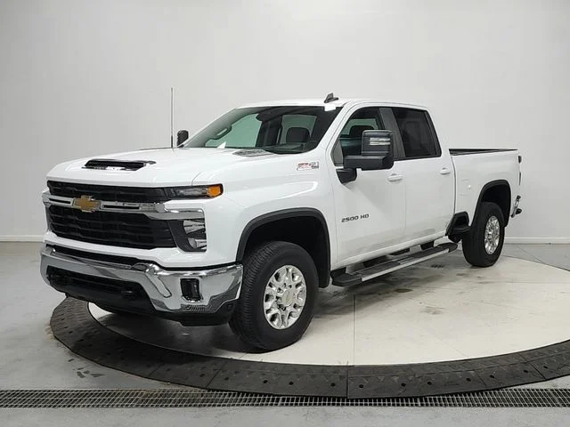 Used 2025 White Chevrolet LT image 3