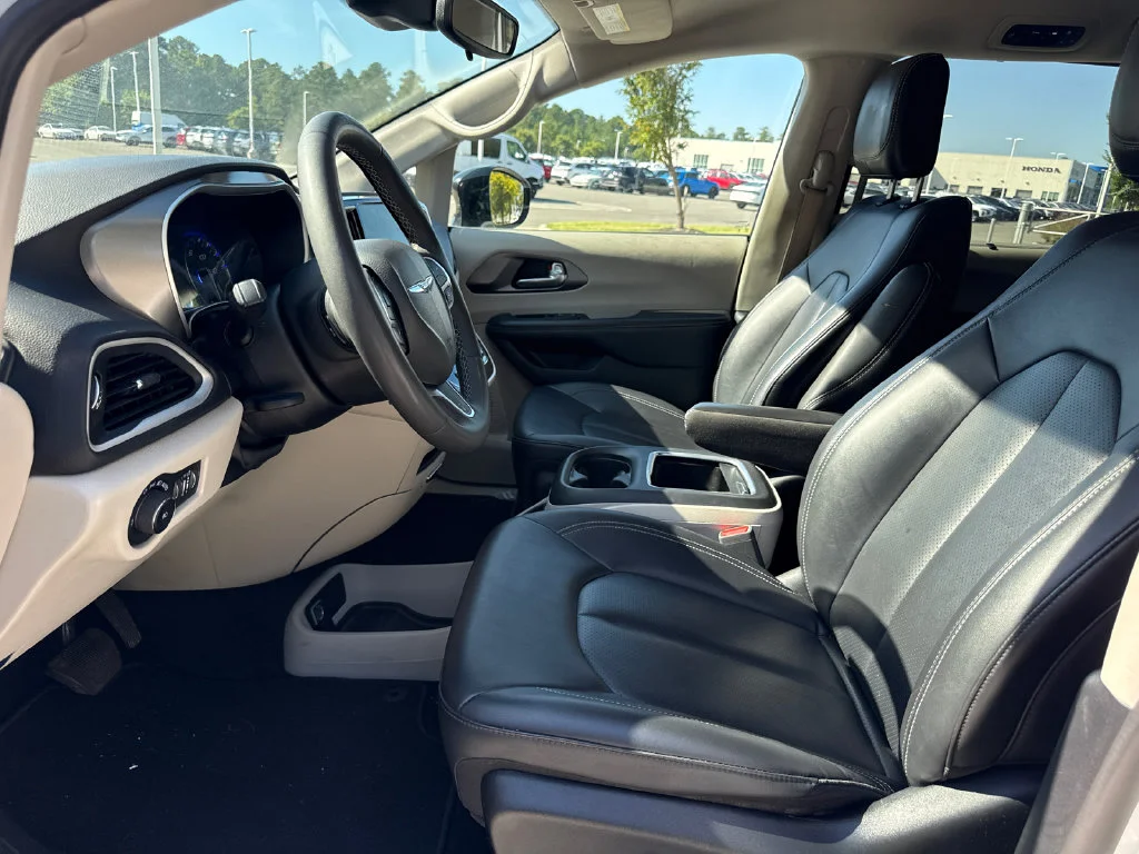 Used 2024 Bright White Clearcoat Chrysler Touring L image 12