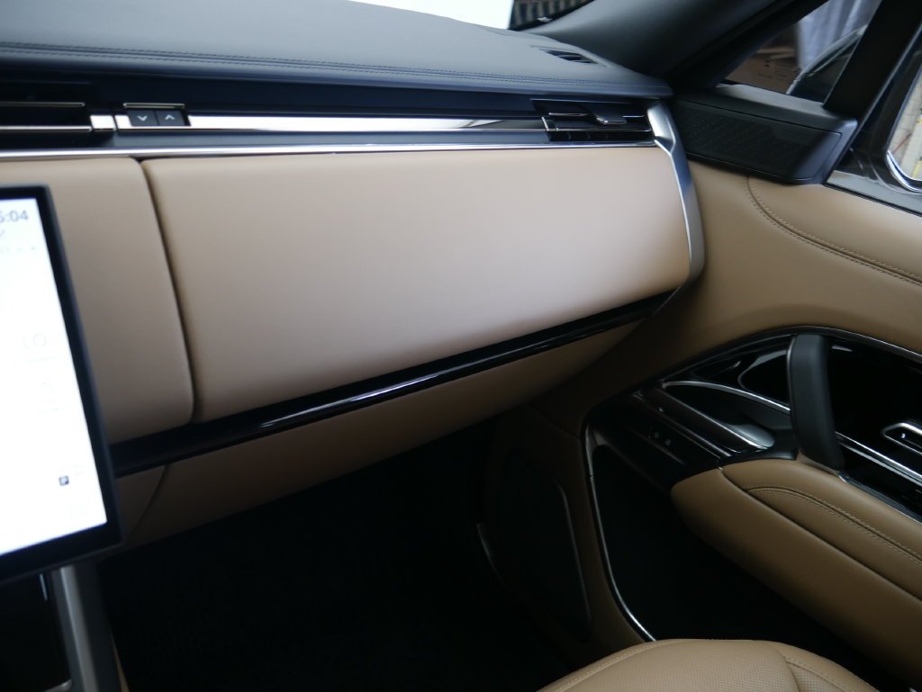 Used 2025  Land Rover Autobiography image 30