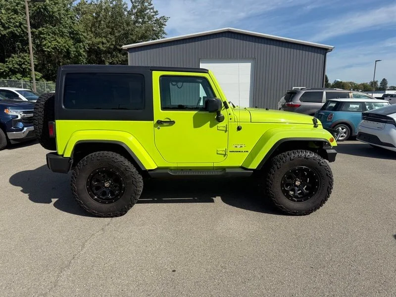 Used 2017 Green Jeep Sahara image 11