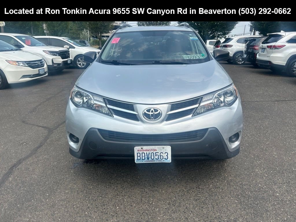 Used 2014 Classic Silver Metallic Toyota LE image 9