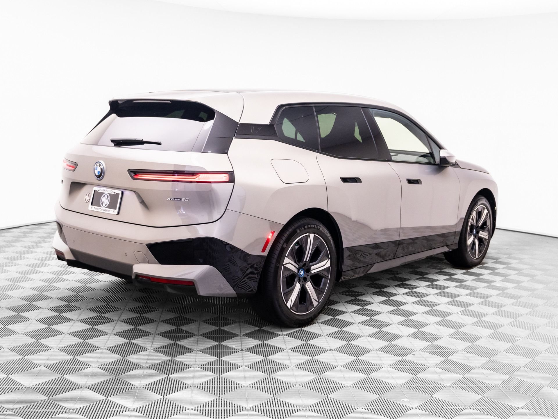 Used 2024 Gray BMW xDrive50 image 5