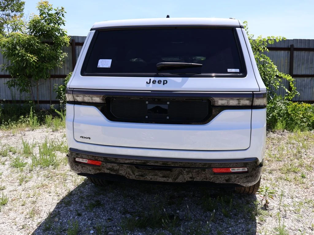 New 2026 Bright White Clear-Coat Exterior Paint Jeep Limited Reserve image 9