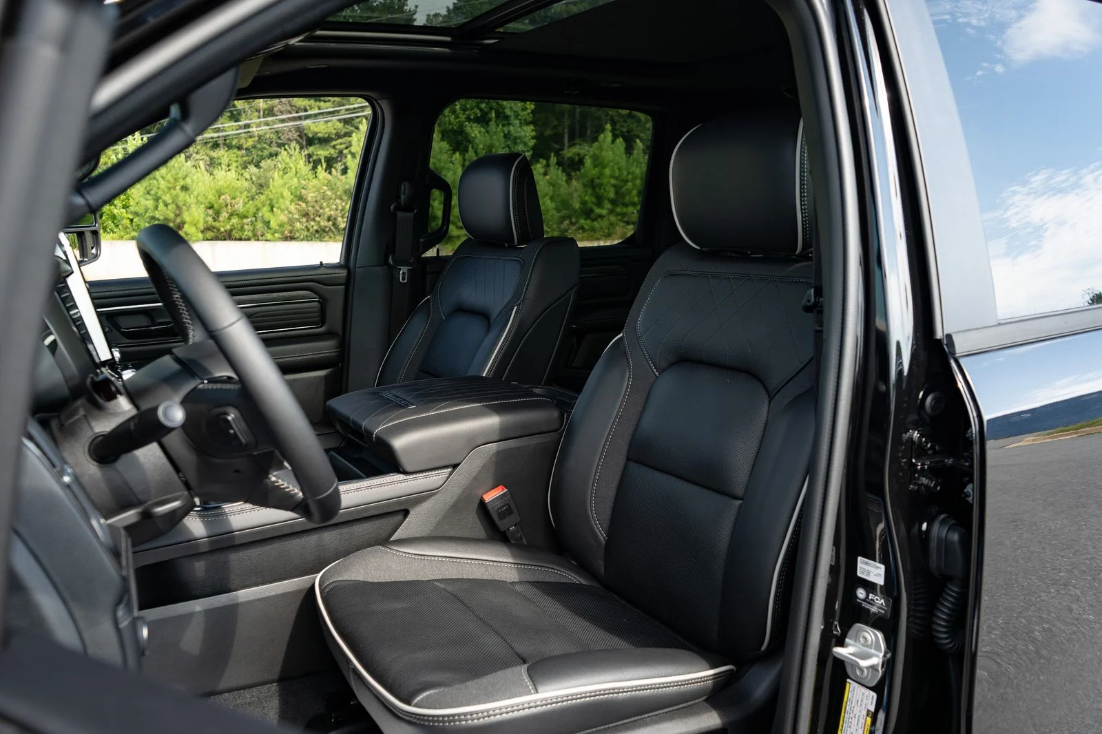 New 2026 Diamond Black Crystal Pearl-Coat Exterior Paint RAM Limited image 28