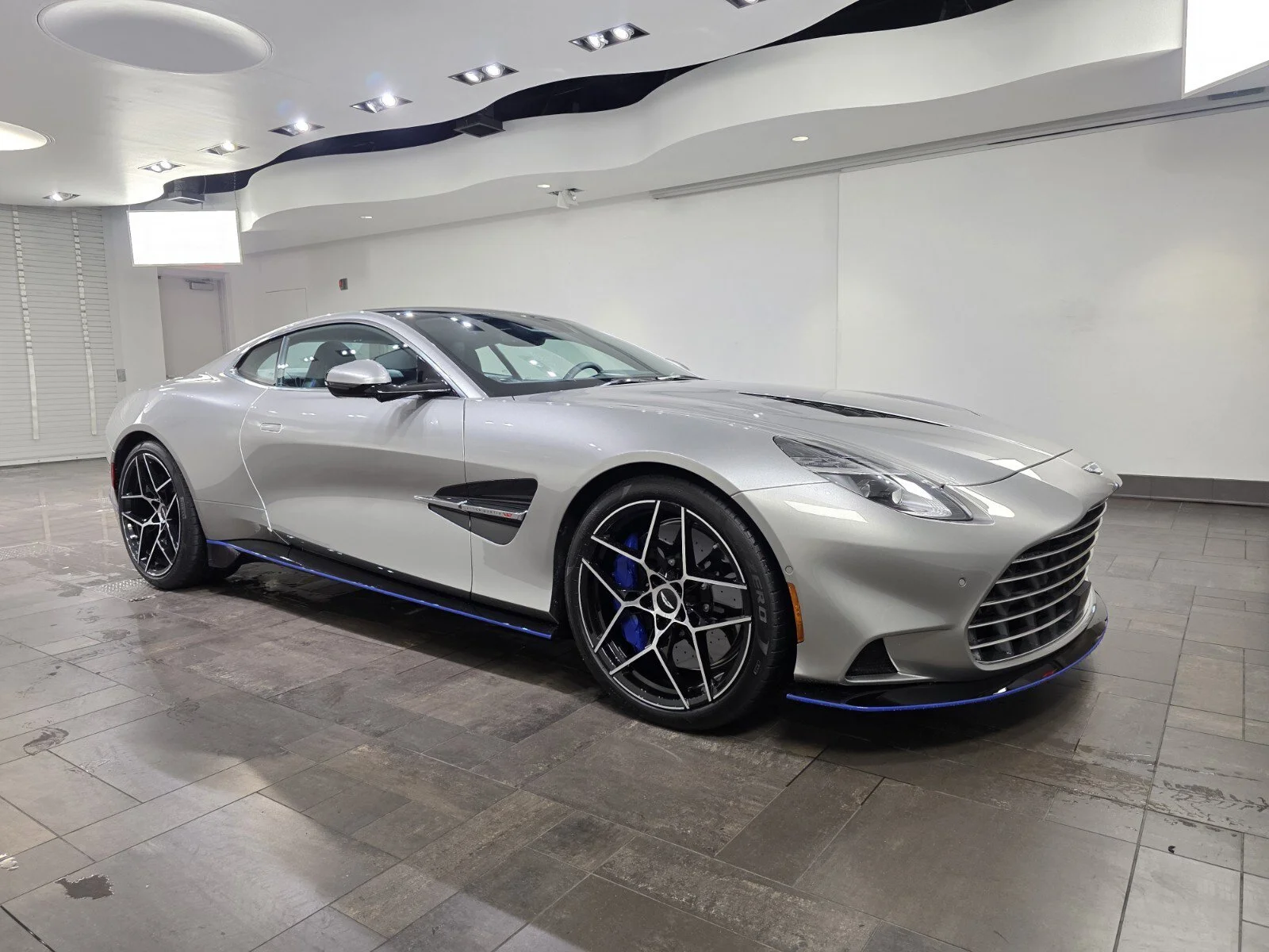 2026 Aston Martin Vanquish Coupe's photo