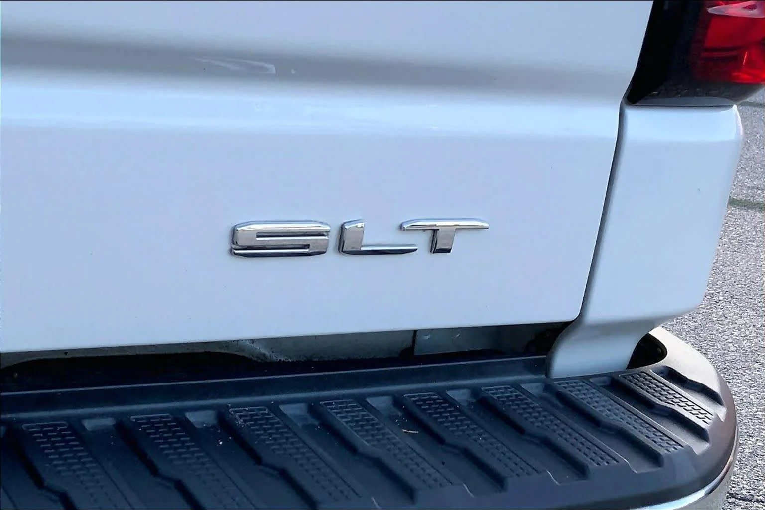 Used 2019 White Frost Tricoat GMC SLT image 9