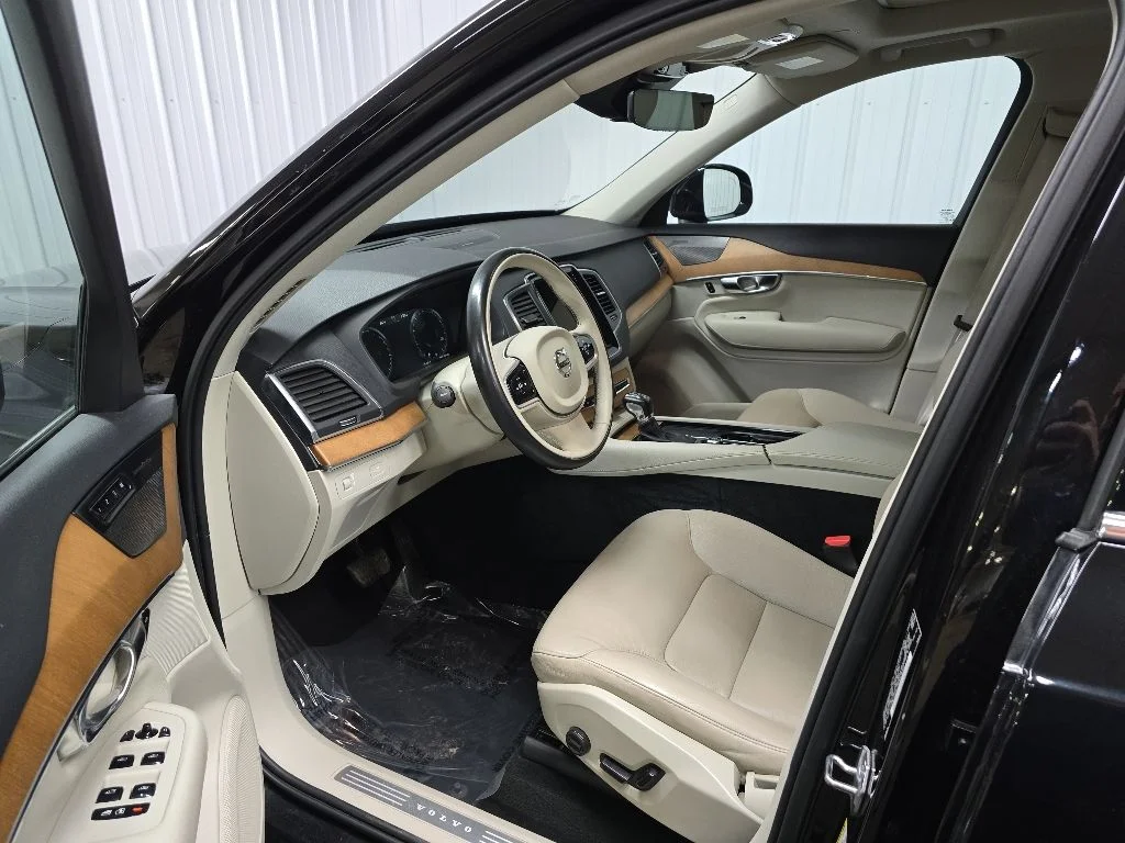 Used 2021 Black Volvo T6 Momentum image 29