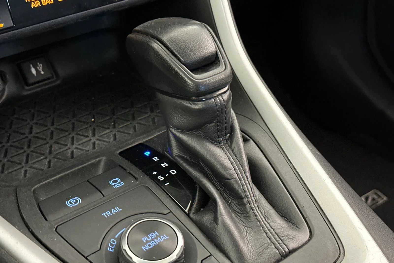 Used 2019 White Toyota Hybrid XLE image 21