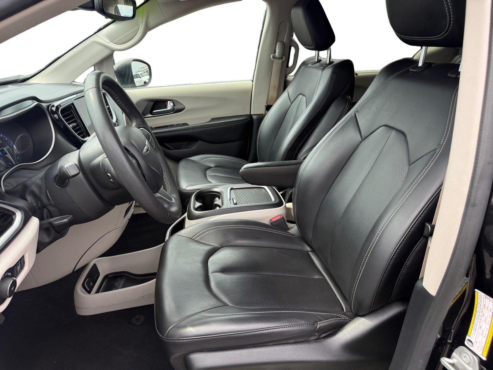 Used 2023 Brilliant Black Crystal Pearlcoat Chrysler Touring L image 10