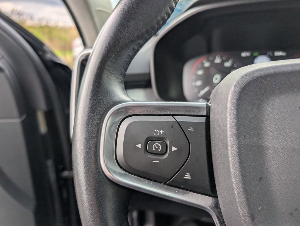 Used 2019  Volvo Momentum image 16
